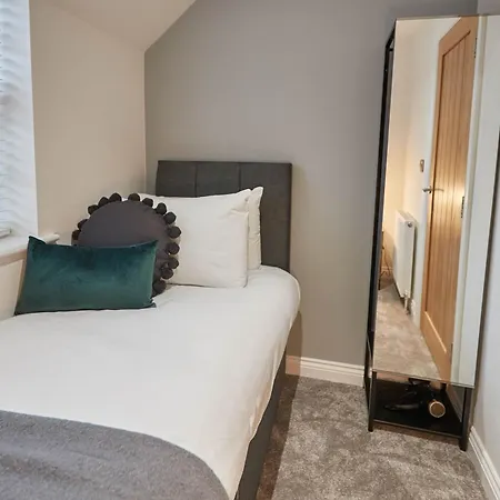 Host & - Iburn House