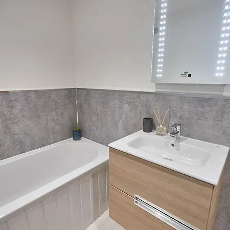 Host & - Iburn House *