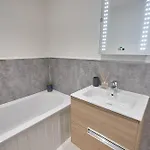 Host & - Iburn House *